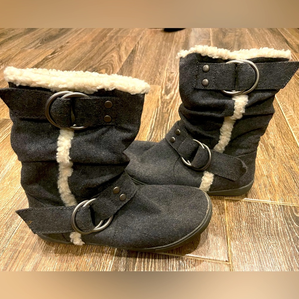 Warm gray and white buckled fleece lined Blowfish boots size 7